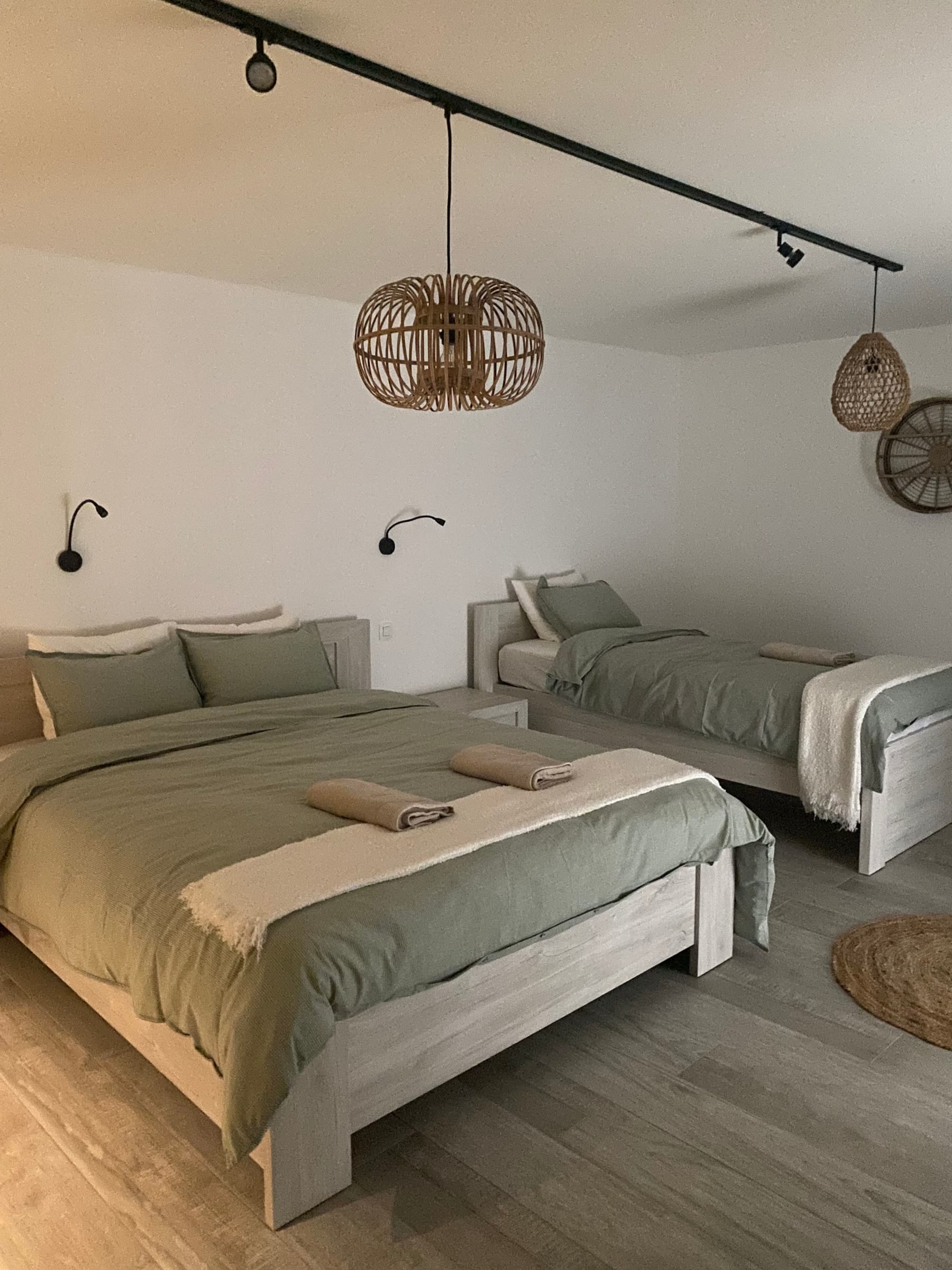 Chambre 4 familiale de La Porte de l'Ardenne : un lit double et un lit simple, linge vert sauge
