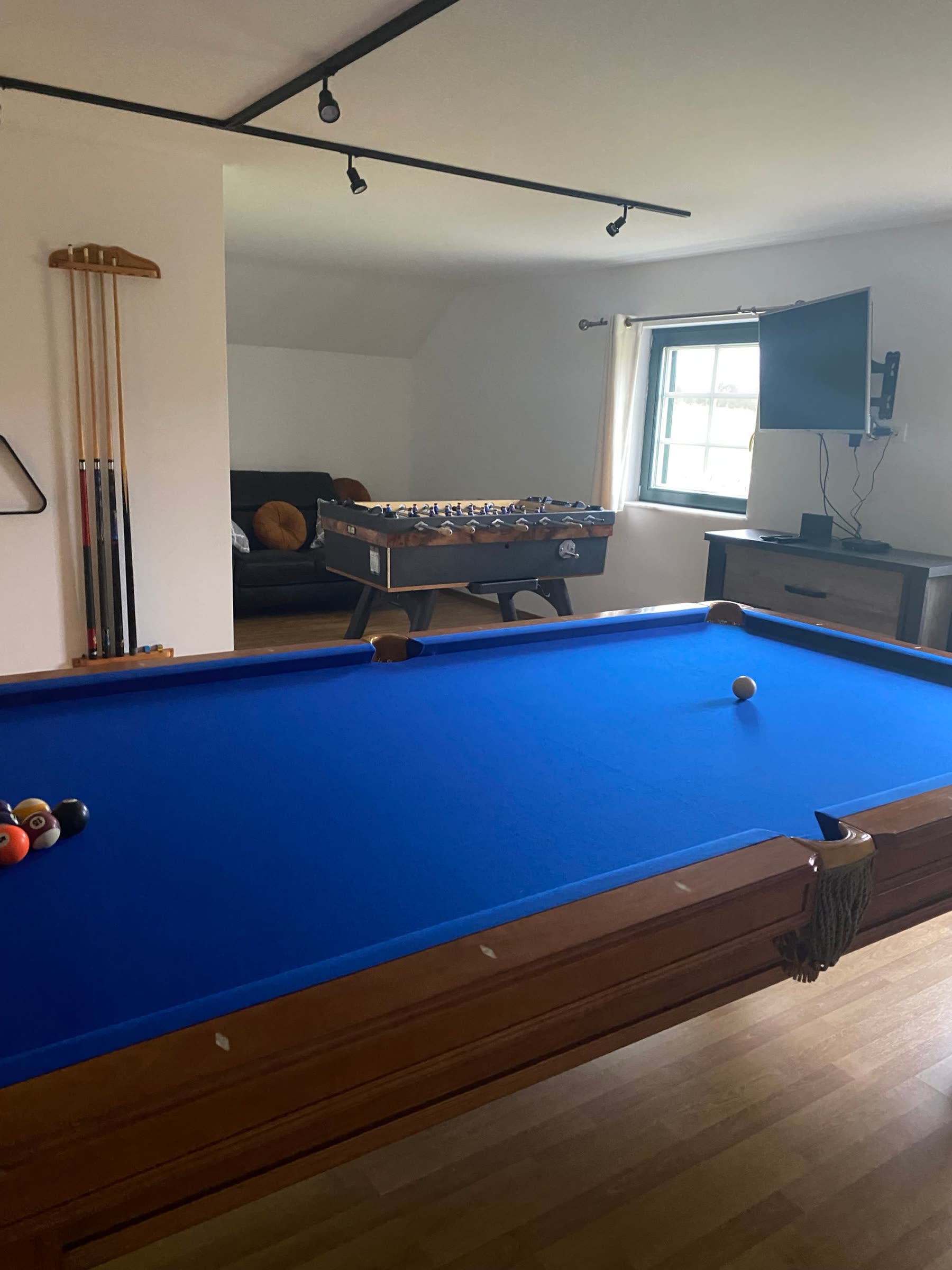 La salle de jeux de La Porte de l'Ardenne : billard, baby-foot, télévision et coin canapé