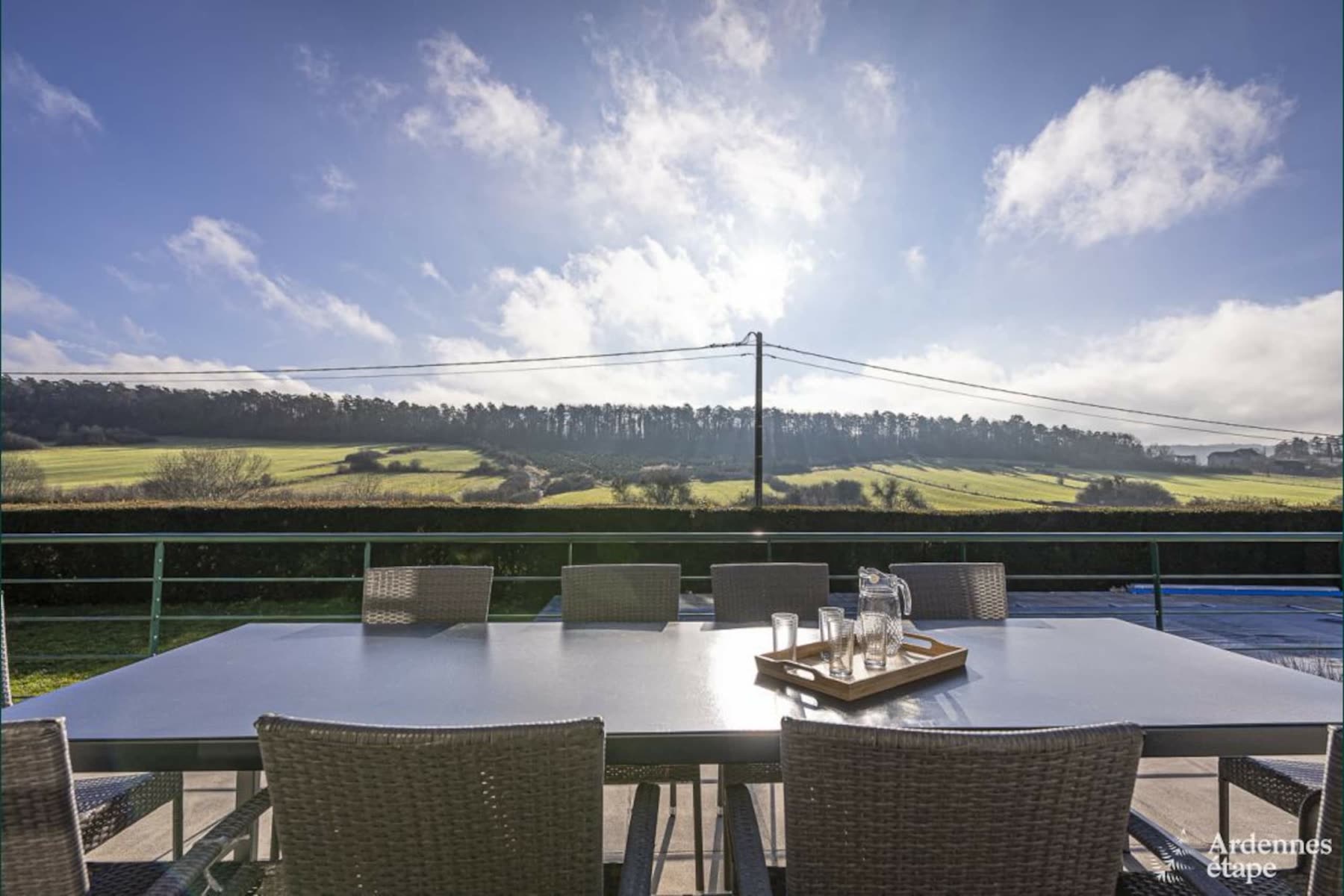 La grande table extérieure de La Porte de l'Ardenne, dressée face à la campagne